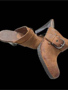 b.o.c. Tan Brown Leather Buckle Mules
